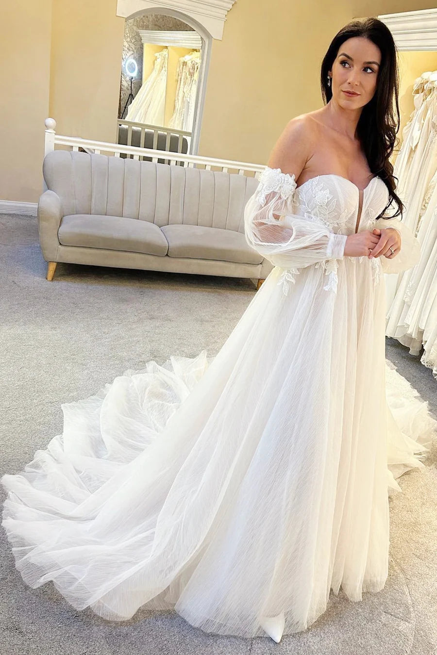 Robe de mariée longue en tulle, épaules dénudées, traîne trapèze